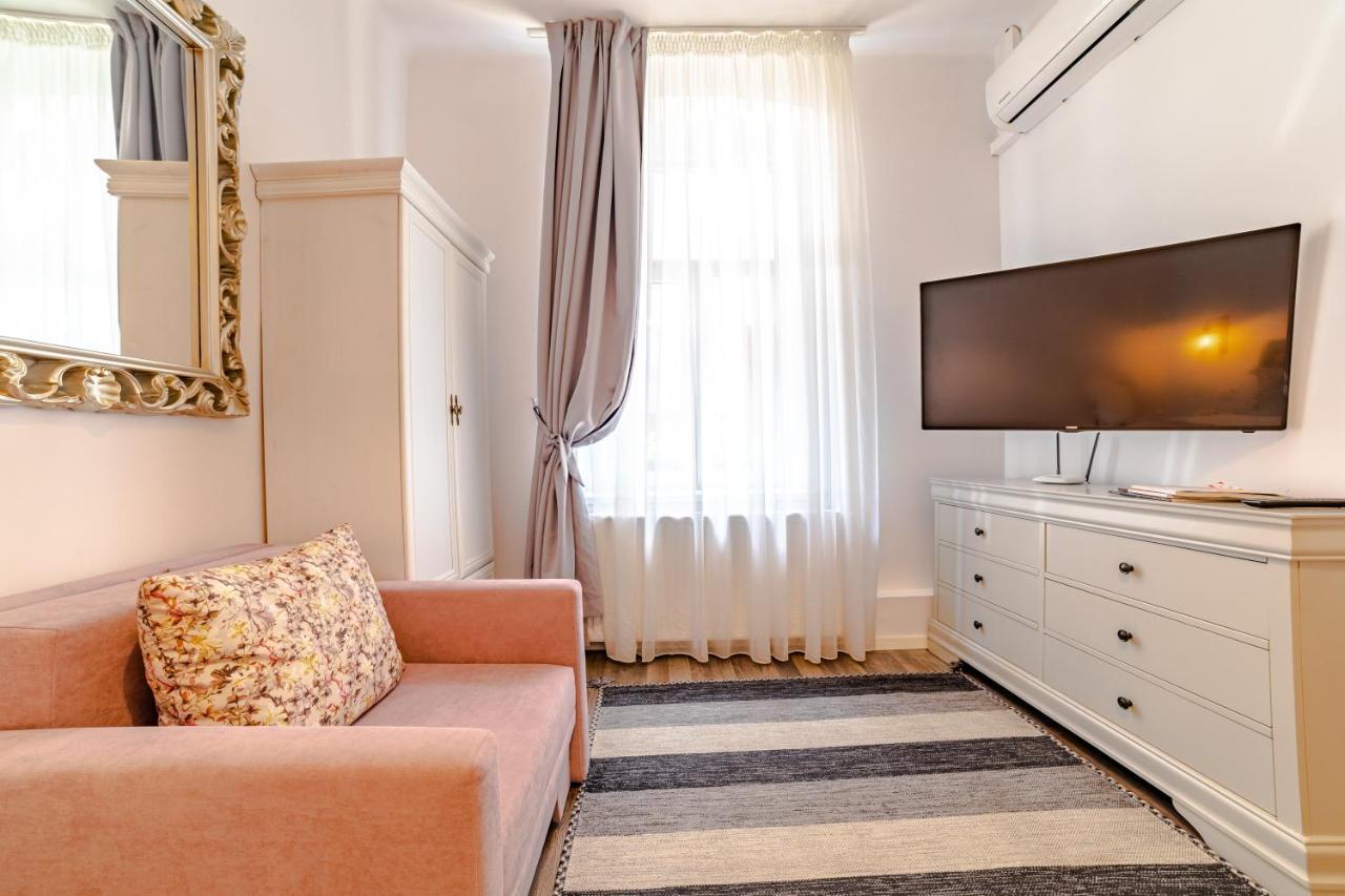 Albert Residence With Complimentary Parking Брашов Экстерьер фото